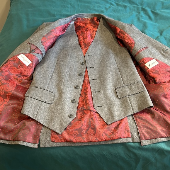 Geoffrey Beene Men’s Three-Piece Suit - Picture 2 of 5